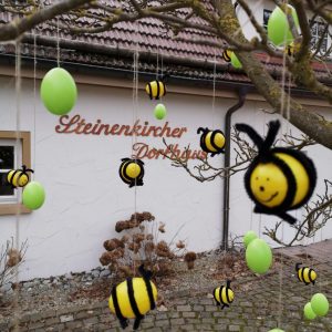 Lustige Bienen am Baum vor dem Steinenkircher Dorfhaus