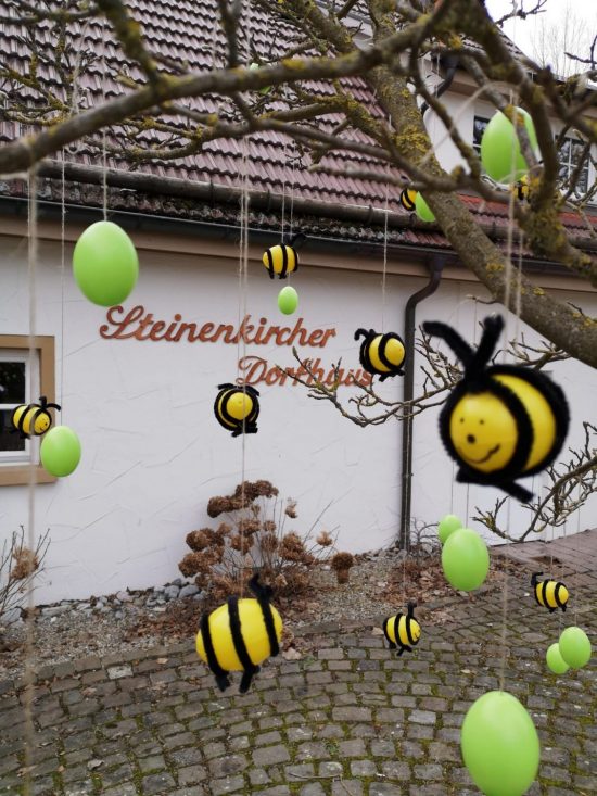 Lustige Bienen am Baum vor dem Steinenkircher Dorfhaus