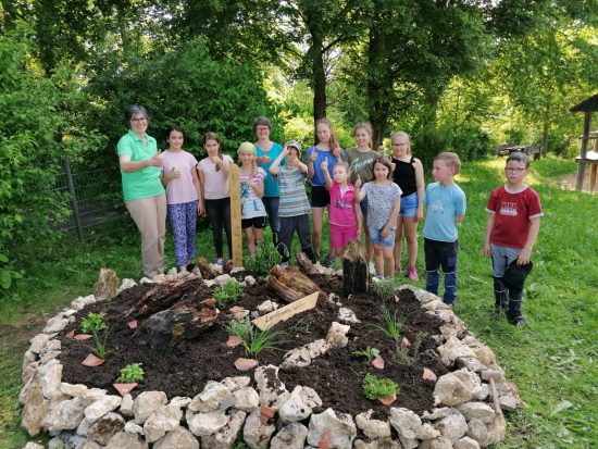 Weilemer Landfrauen mit Ihrer Junior Gruppe bei der Gartenarbeit