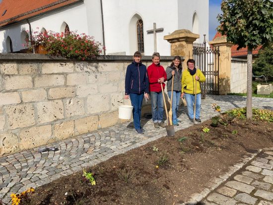 Stubersheim pflanzt erste Rosen bei der Kirche