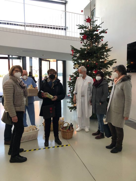 Weihnachtswichtel für die Mitarbeiter der Helfenstein Klinik in Geislingen