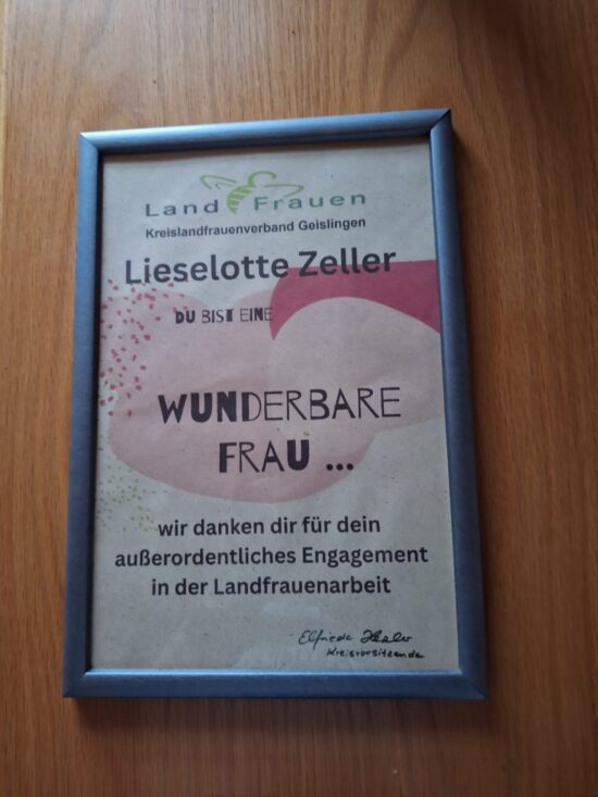 Ehrung für Frau Zeller beim Frauenfrühstück